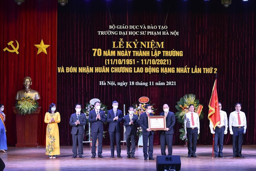 Chủ tịch nước Nguyễn Xuân Phúc trao Huân chương Lao động hạng Nhất lần 2 cho Trường ĐHSP Hà Nội.