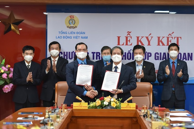 Bộ trưởng Nguyễn Kim Sơn (bên phải) và Chủ tịch Tổng Liên đoàn Lao động Việt Nam Nguyễn Đình Khang đại diện 2 cơ quan kí kết Chương trình phối hợp.