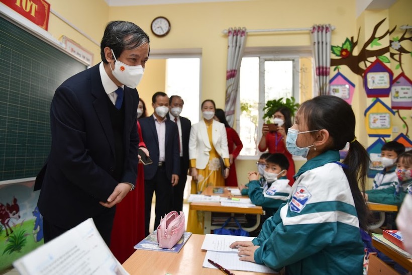 Bộ trưởng Bộ Giáo dục và Đào tạo Nguyễn Kim Sơn trò chuyện với học sinh  Trường tiểu học Bích Sơn.