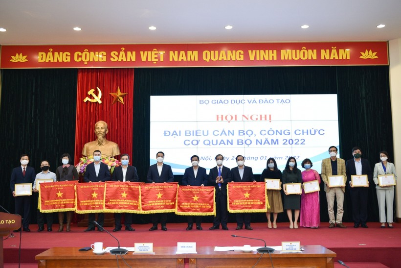 Bộ trưởng Nguyễn Kim Sơn trao tặng Cờ thi đua của Bộ Giáo dục và Đào tạo cho các tập thể.