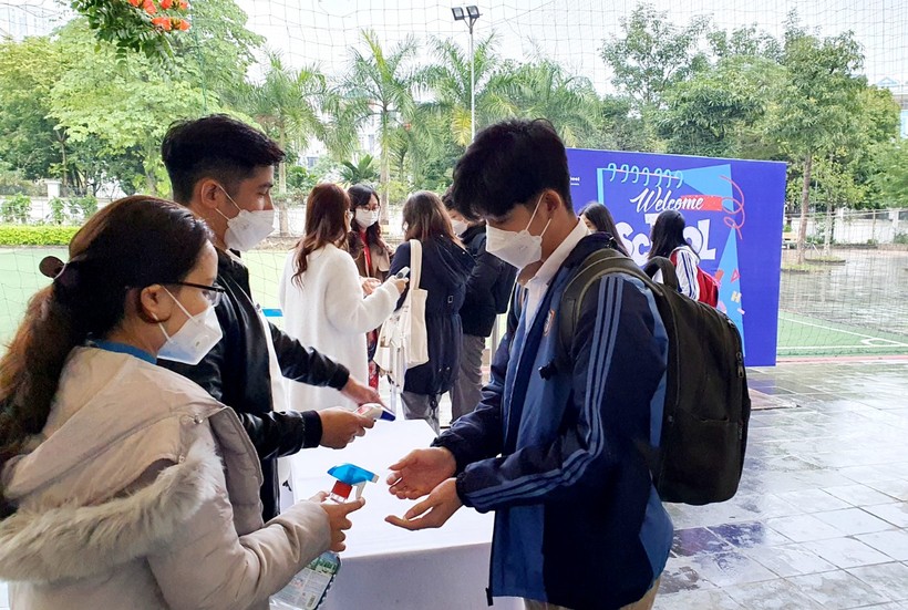 Học sinh Trường THCS-THPT Ban Mai - Hà Đông, Hà Nội trong ngày đầu tiên quay trở lại trường.