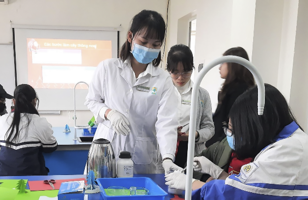 Học sinh Trường Liên cấp Tây Hà Nội tham gia câu lạc bộ Khoa học ứng dụng khi quay trở lại trường.
