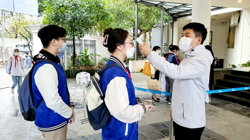 Học sinh Trường phổ thông Ban Mai - Hà Đông (Hà Nội) đo nhiệt độ khi vào học.