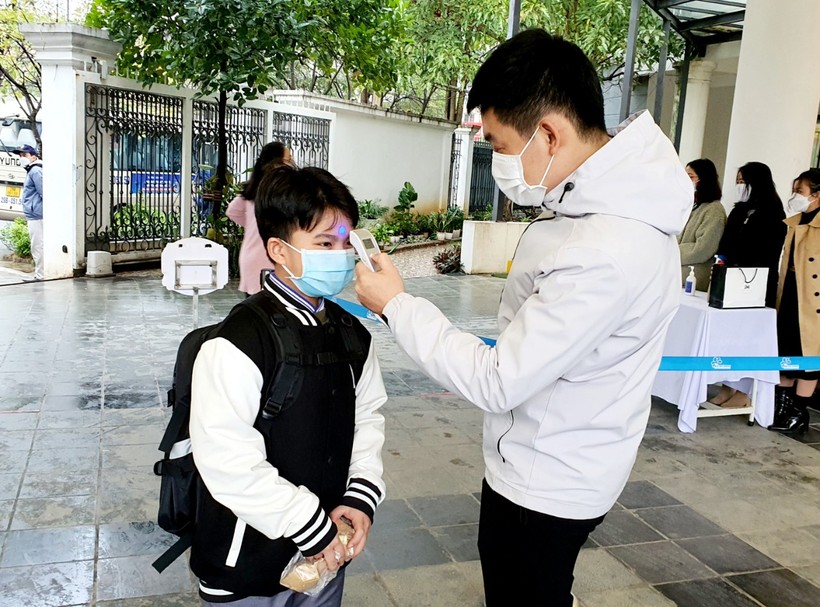 Học sinh Trường Ban Mai-Hà Đông, Hà Nội được đo thân nhiệt trước khi vào trường học.