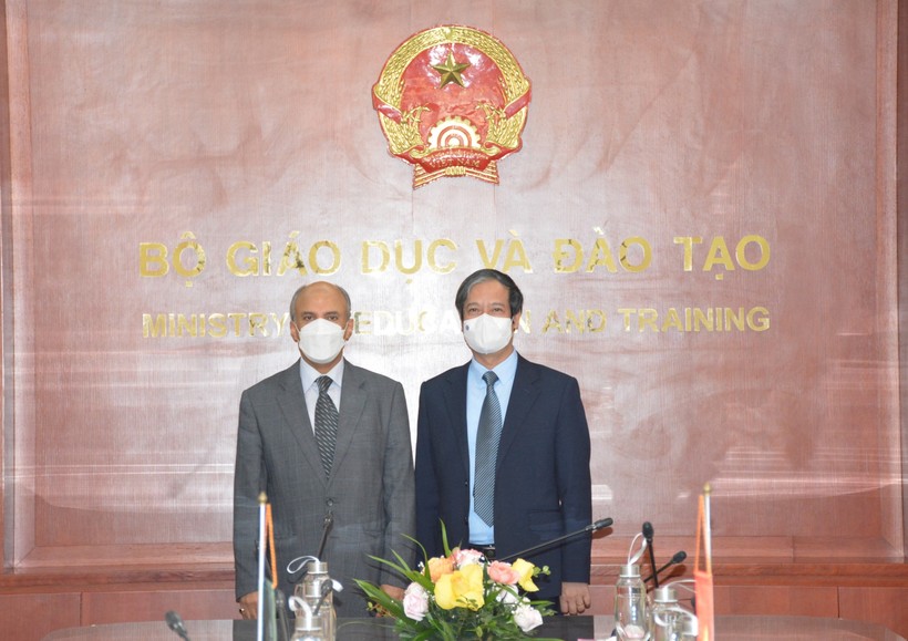 Bộ trưởng Bộ Giáo dục và Đào tạo Nguyễn Kim Sơn và ngài Saud F.M Al Suwelim - Đại sứ Ả-rập Xê-út tại Việt Nam.