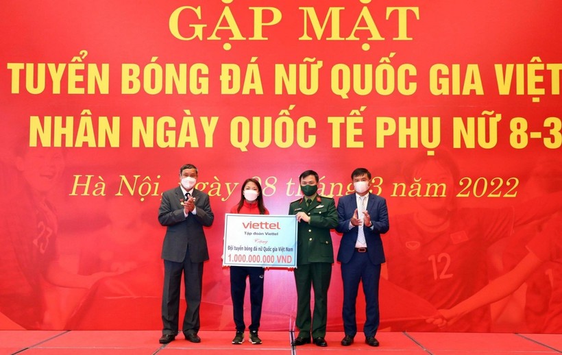 Viettel tặng 1 tỷ đồng cho đội tuyển bóng đá nữ Việt Nam.
