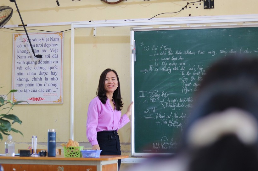 Cô Nguyễn Thị Năm, Trường trung học phổ thông Lục Nam (Bắc Giang) trong giờ Ngữ văn.