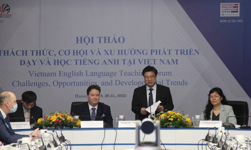 Thứ trưởng Bộ Giáo dục và Đào tạo Nguyễn Hữu Độ phát biểu tại hội thảo.