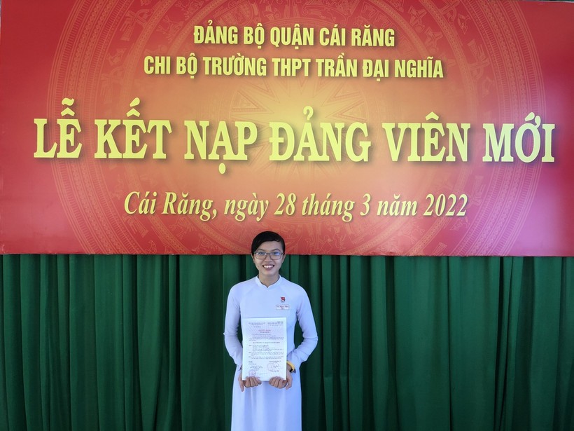 Võ Ngọc Hân là học sinh đầu tiên trong lịch sử 13 năm của Trường THPT Trần Đại Nghĩa được kết nạp Đảng.
