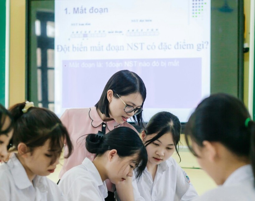 Cô Trần Thị Quỳnh, giáo viên Trường THPT Lục Nam, Bắc Giang và học trò trong giờ học.