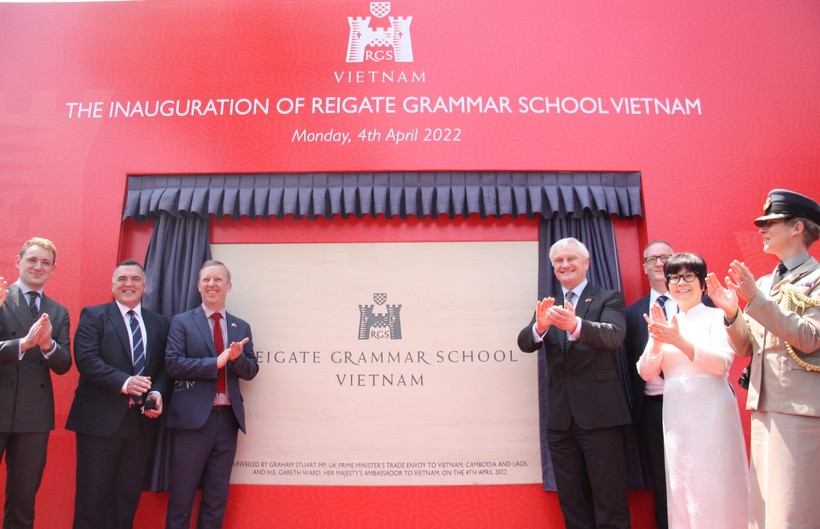 Các đại biểu đã khánh thành biển tên mới, chính thức đánh dấu cột mốc mới cho Trường Tiểu học, Trung học cơ sở và Trung học phổ thông Reigate Grammar Việt Nam.