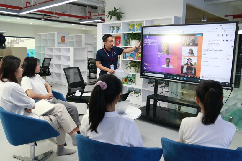Thầy Nguyễn Trọng Tùng trong một giờ dạy về Kinh doanh - Hướng nghiệp.