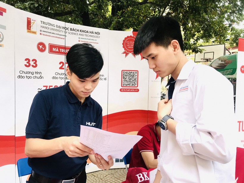 Học sinh Trường THPT Trần Phú (Hoàn Kiếm, Hà Nội) tìm hiểu về trường đại học trước kỳ tuyển sinh năm 2020.