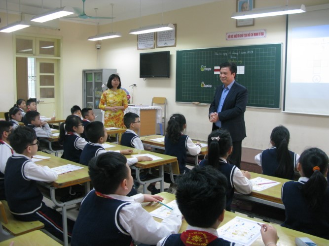 Thứ trưởng Bộ Giáo dục và Đào tạo Nguyễn Hữu Độ động viên giờ dạy thực nghiệm của cô Cao Thị Loan - Trường Tiểu học Trần Quốc Toản, Hà Nội.