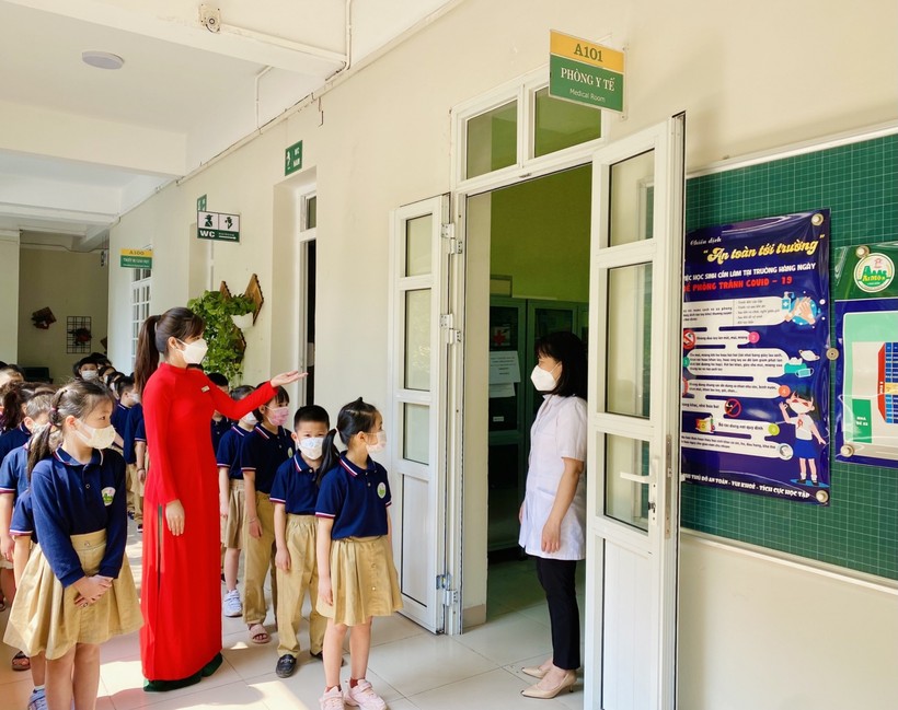 Học sinh Trường tiểu học Ái Mộ B, quận Long Biên, Hà Nội trong ngày đầu quay trở lại trường học trực tiếp.