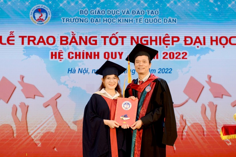 GS.TS Phạm Hồng Chương trao bằng tốt nghiệp cho tân cử nhân.