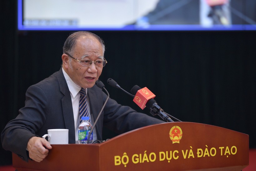 GS.TS. Hoàng Chí Bảo phát biểu tại hội nghị.