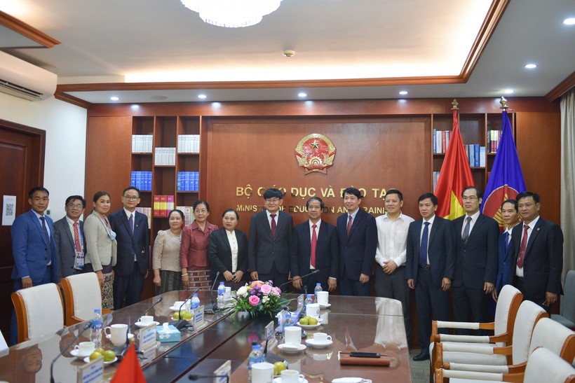 Bộ trưởng Nguyễn Kim Sơn tiếp Bộ trưởng Bộ Giáo dục và Thể thao Lào Phút-Sim-ma-la-vông.