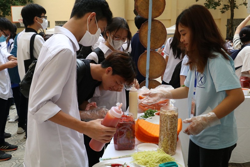 Hội chợ ẩm thực thu hút sự tham gia đông đảo của học sinh, giáo viên.
