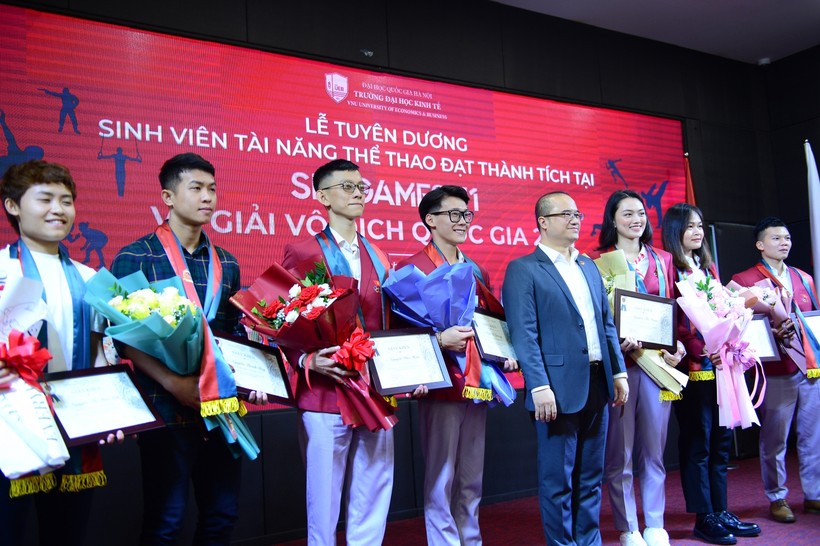 PGS.TS Nguyễn Trúc Lê trao bằng khen cho các sinh viên đạt thành tích tại SEA Games 31.