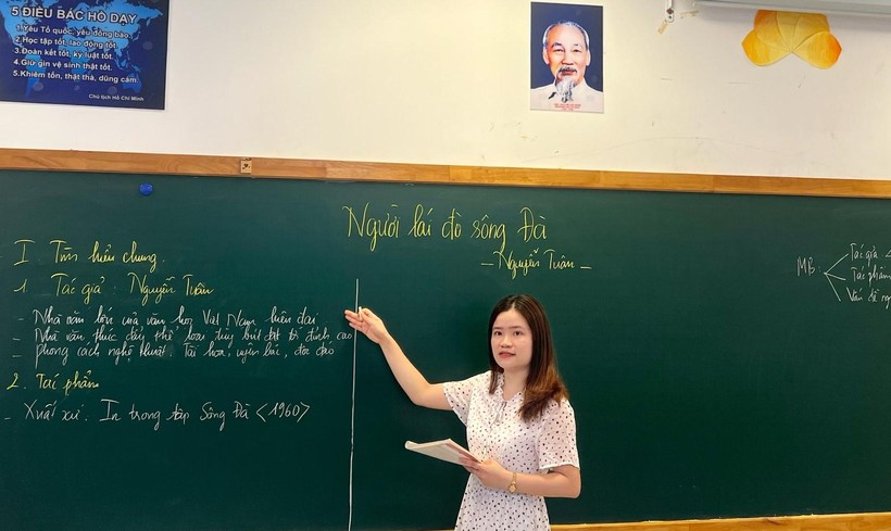 Cô Lê Hải Châu trong giờ ôn tập thi tốt nghiệp THPT năm 2022 cho học sinh.