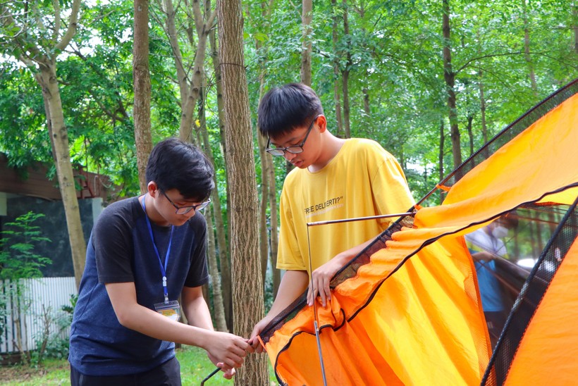 Học sinh thực hành dựng lều trại, làm việc nhóm.