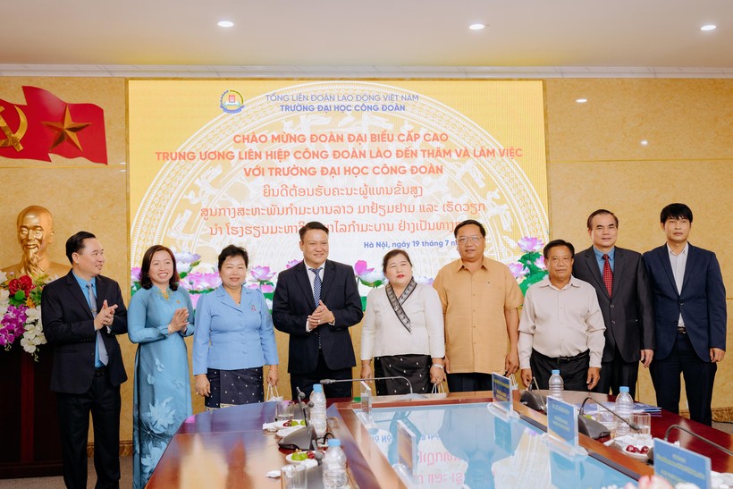 Trường ĐH Công đoàn đón Đoàn đại biểu cấp cao Trung ương Liên hiệp Công đoàn Lào đến thăm, làm việc.