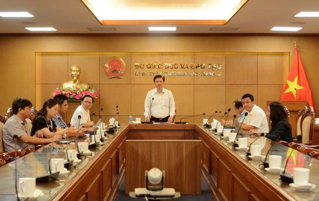 Thứ trưởng Bộ GD&ĐT Nguyễn Hữu Độ phát biểu tại buổi làm việc.