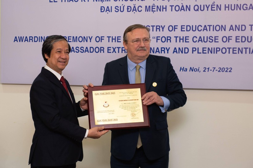 Bộ trưởng Nguyễn Kim Sơn trao Kỷ niệm chương cho ngài Đại sứ Ory Csaba Gyorgy.