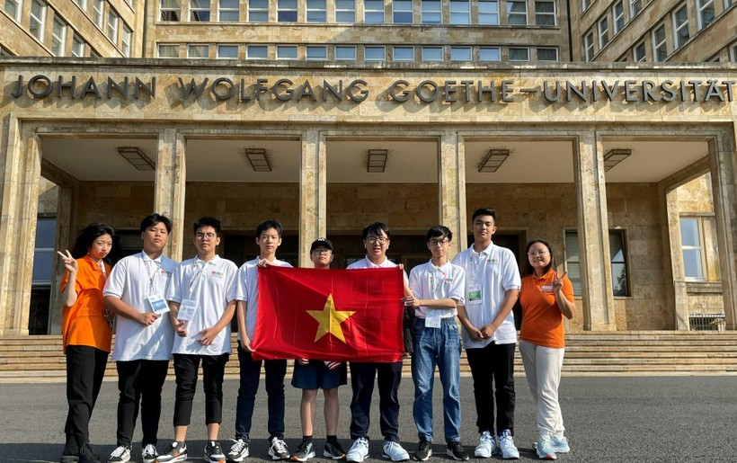 Đoàn học sinh Việt Nam tham gia ISTEM năm 2022 tại CHLB Đức.