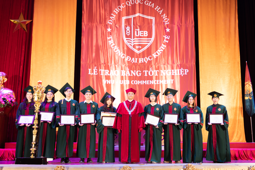 Trường ĐH Kinh tế - ĐH Quốc gia Hà Nội trao bằng tốt nghiệp năm 2022 cho tân cử nhân, thạc sĩ và tiến sĩ.