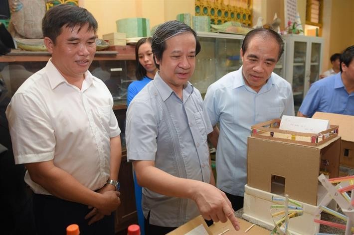 Bộ trưởng Nguyễn Kim Sơn và đoàn công tác thăm phòng học bộ môn tại Trường THCS Hòa Phú, Chiêm Hóa, Tuyên Quang. 
