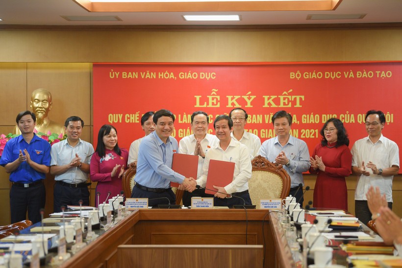 Chủ nhiệm Ủy ban Văn hóa, Giáo dục của Quốc hội Nguyễn Đắc Vinh và Bộ trưởng Bộ GD&ĐT Nguyễn Kim Sơn đại diện 2 cơ quan ký kết quy chế phối hợp.