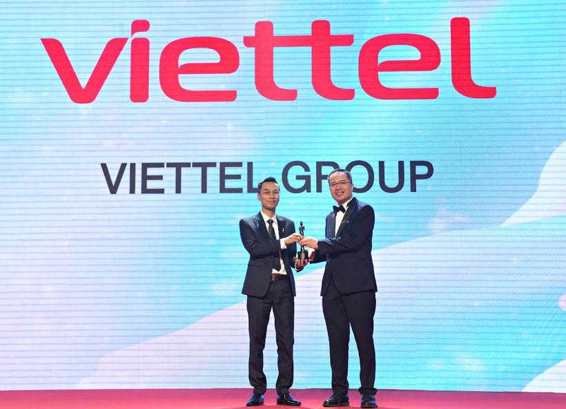Đây là năm thứ hai liên tiếp Viettel được vinh danh là nơi làm việc tốt nhất Châu Á. Ảnh: Ông Đoàn Đại Phong - Phó Tổng giám đốc TCT Dịch vụ số Viettel đại diện Tập đoàn nhận cúp của chương trình. 