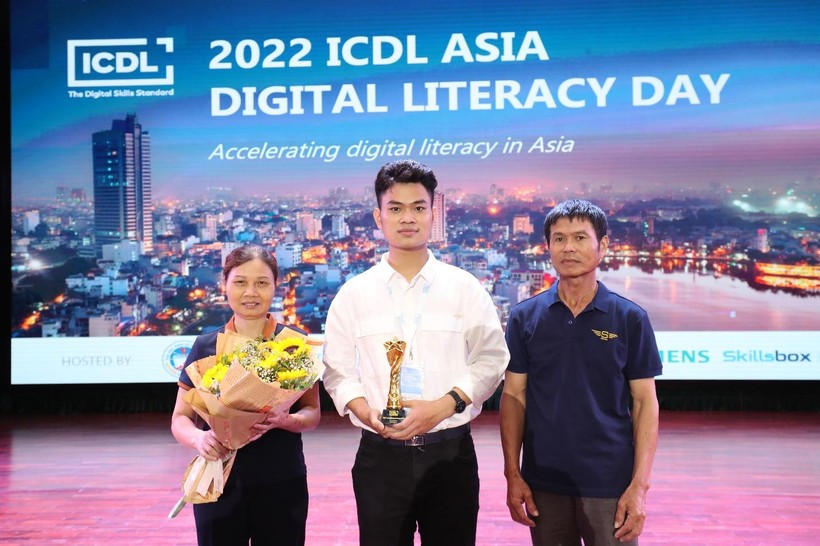 Trần Thanh Tùng cùng gia đình tại Lễ trao giải cuộc thi ICDL Asia Digital Challenge 2022.