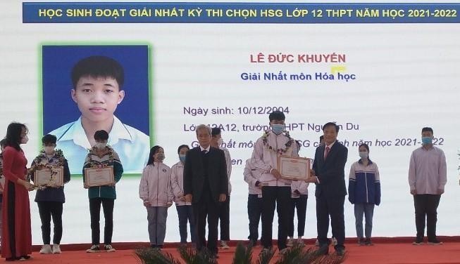Lê Đức Khuyến nhận hai giải Nhất thi học sinh giỏi của tỉnh Thái Bình môn Toán và Hóa học.