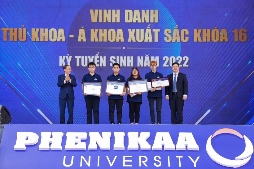 Các thủ khoa, á khoa xuất sắc khóa 16 của Trường Đại học Phenikaa được vinh danh tại lễ khai giảng.