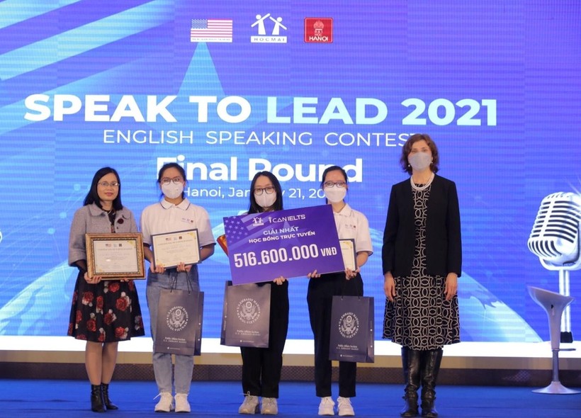 Trao giải cho các đội thi giành chiến thắng tại Speak to Lead mùa 2.