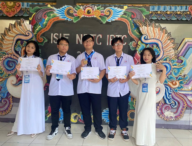 Nhóm học sinh Trường THPT chuyên Hạ Long giành huy chương Vàng Kỳ thi Khoa học và sáng chế quốc tế năm 2022