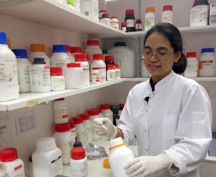 Tiến sĩ Nguyễn Thu Hằng - thành viên dự án - chuẩn bị mẫu để tiến hành thử nghiệm các dịch chiết từ thảo dược.