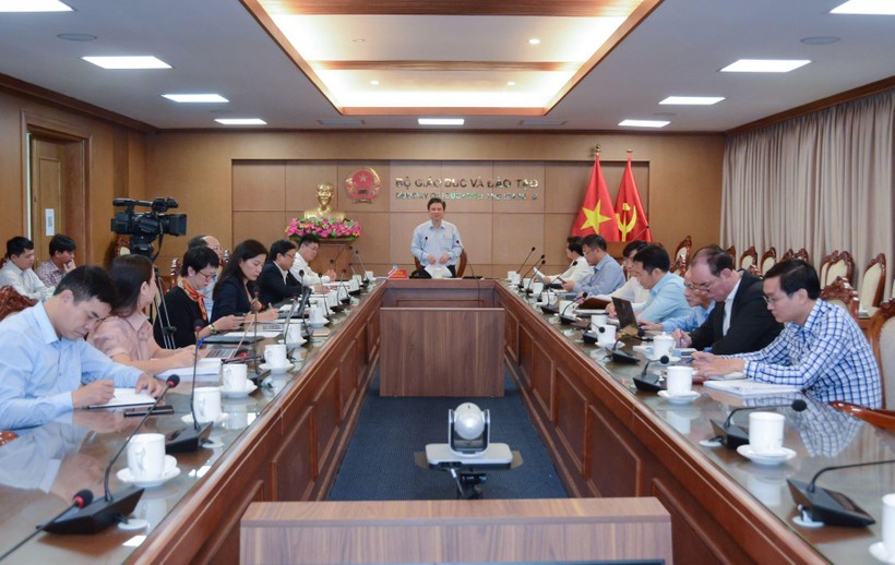 Thứ trưởng Bộ GD&ĐT Nguyễn Hữu Độ chủ trì điểm cầu Bộ GD&ĐT.