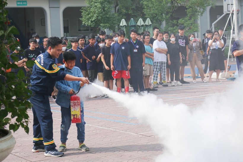 Học sinh được hướng dẫn kỹ năng sử dụng bình cứu hỏa.