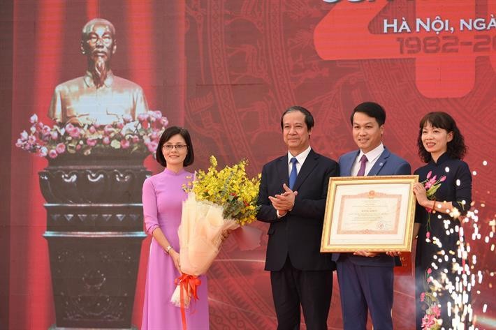 Bộ trưởng Nguyễn Kim Sơn trao Bằng khen của Thủ tướng Chính phủ cho Trường Thực nghiệm Khoa học giáo dục.
