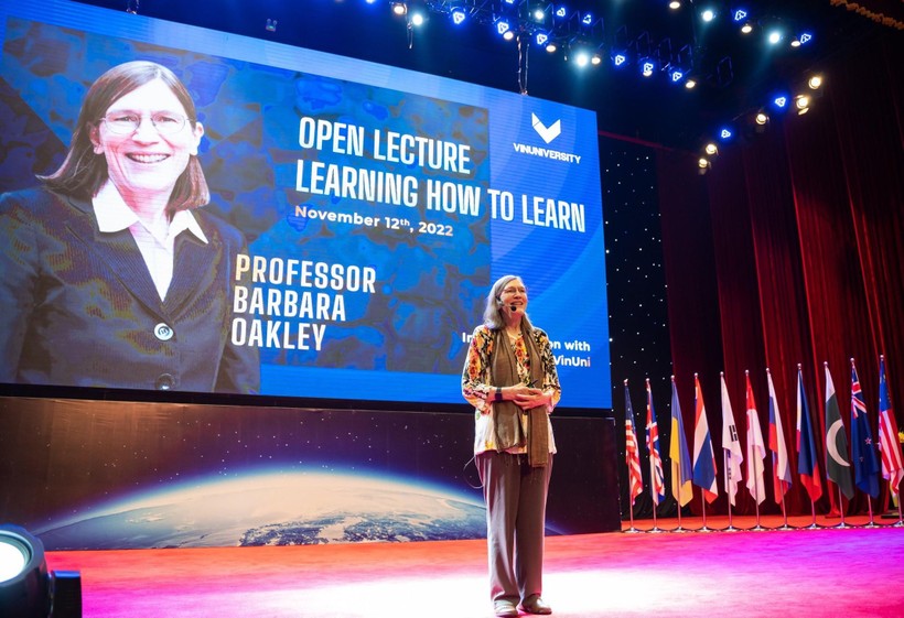 GS. Barbara Oakley chia sẻ về "học cách học" tại Trường ĐH VinUni.