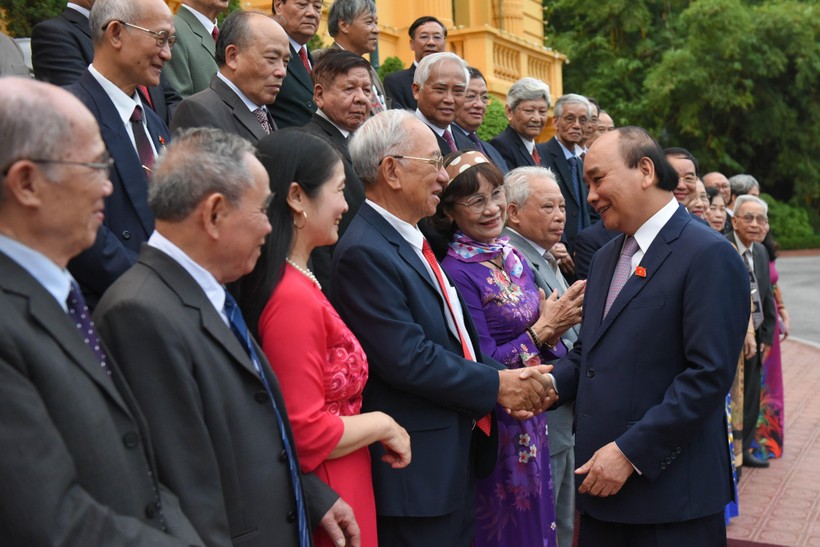 Chủ tịch nước Nguyễn Xuân Phúc chúc mừng cựu giáo chức nhân kỷ niệm 40 năm ngày Nhà giáo Việt Nam. Ảnh: Thế Đại.