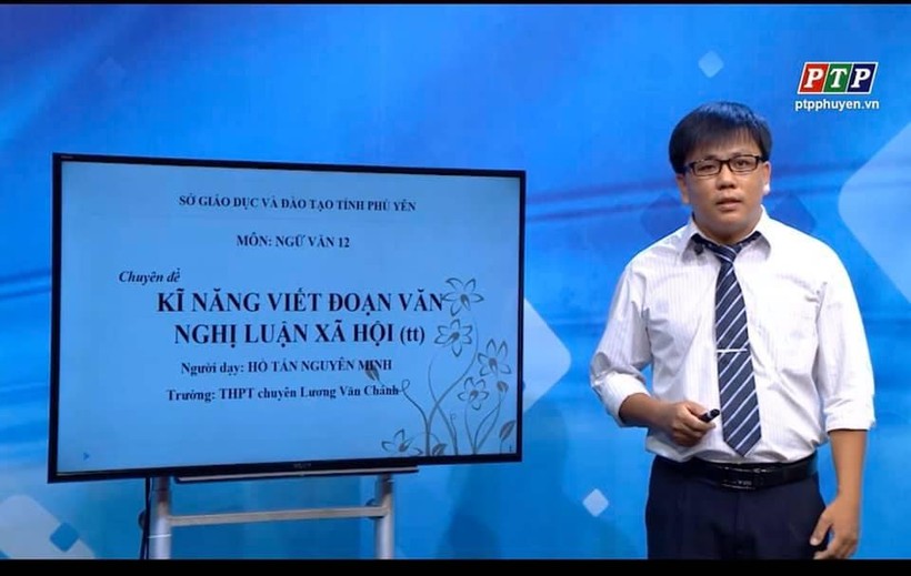 Thầy Hồ Tấn Nguyên Minh tham gia dạy học trên truyền hình.