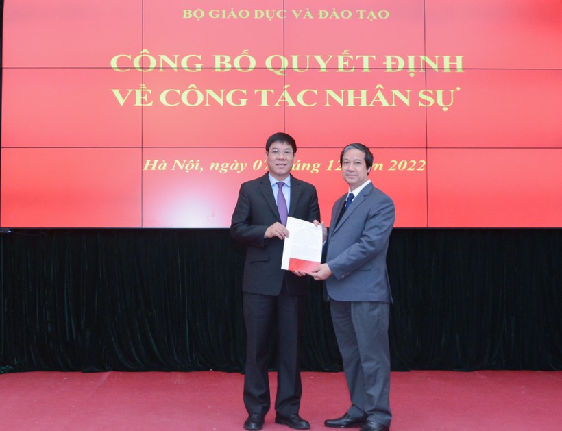Bộ trưởng Nguyễn Kim Sơn trao Quyết định cho PGS.TS Huỳnh Văn Chương.