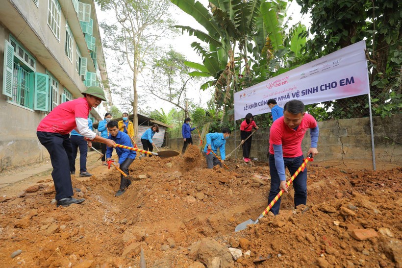 Khởi công xây dựng nhà vệ sinh tại Trường PTDTBT THCS Hùng Đức (huyện Hàm Yên, Tuyên Quang).