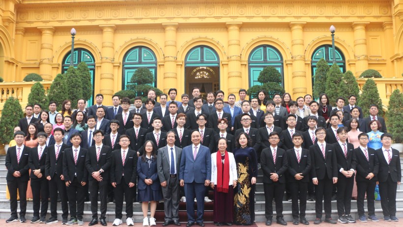 Chủ tịch nước Nguyễn Xuân Phúc và các đại biểu chụp ảnh lưu niệm cùng đoàn học sinh tại Phủ Chủ tịch.