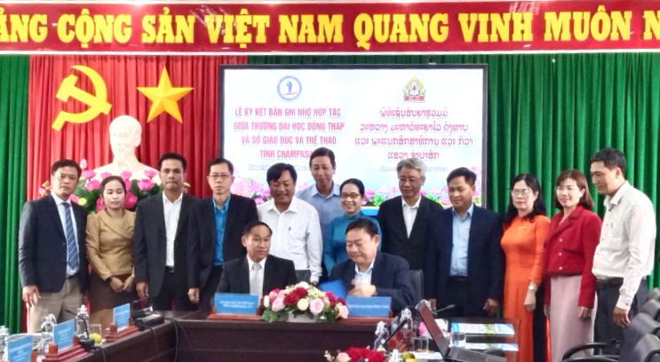 Ông Souvannasane Bouathong Giám đốc Sở Giáo dục và Thể thao Lào(trái) và TS Hồ Văn Thống (phải) ký kết hợp tác giữa hai đơn vị. 